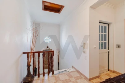 Moradia T5 para Venda em Laranjeiro e Feijó