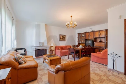 Moradia T5 para Venda em Laranjeiro e Feijó