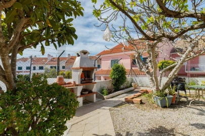 Moradia T5 para Venda em Laranjeiro e Feijó