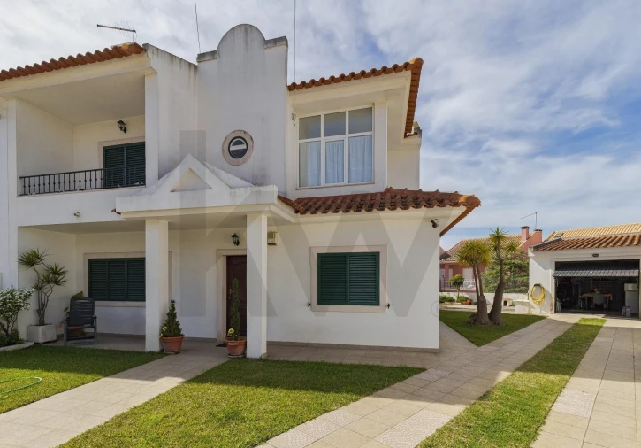 Moradia T5 para Venda em Laranjeiro e Feijó