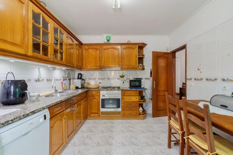 Moradia T5 para Venda em Laranjeiro e Feijó Foto 8