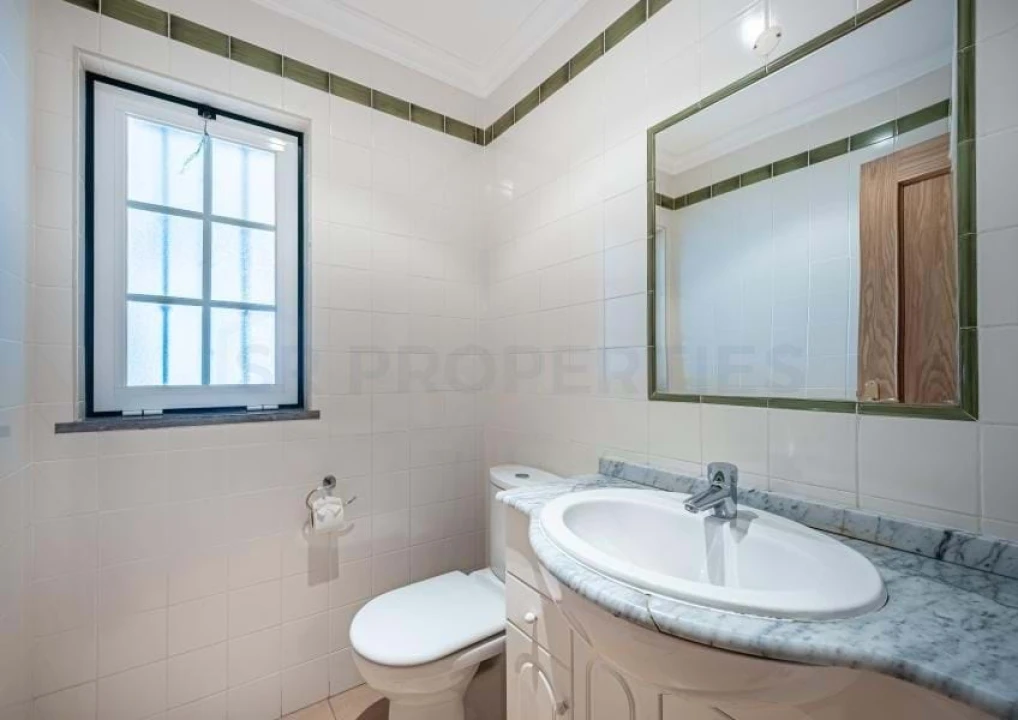 Moradia T4 para Venda em Quarteira Foto 10