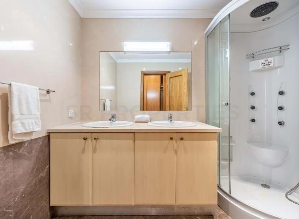 Moradia T4 para Venda em Quarteira Foto 14