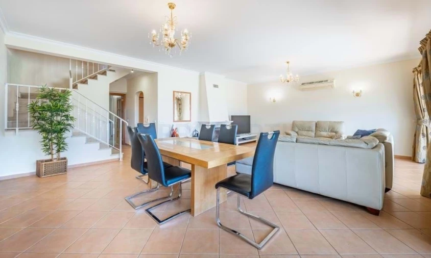 Moradia T4 para Venda em Quarteira Foto 7