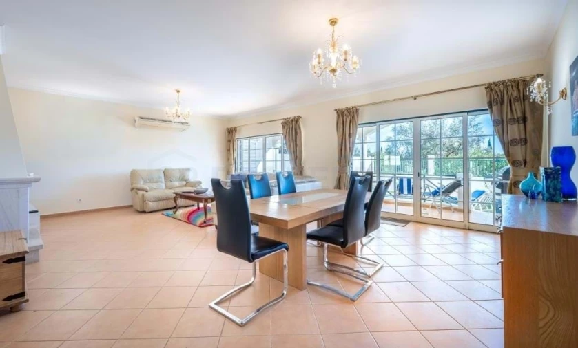 Moradia T4 para Venda em Quarteira Foto 8