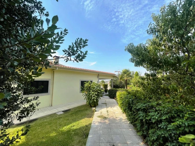 Moradia T4 para Venda em Lago Foto 24