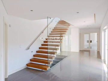 Moradia T4 para Venda em Queluz e Belas