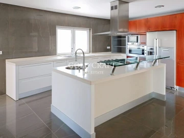 Moradia T4 para Venda em Queluz e Belas