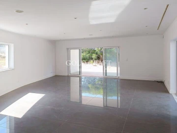 Moradia T4 para Venda em Queluz e Belas