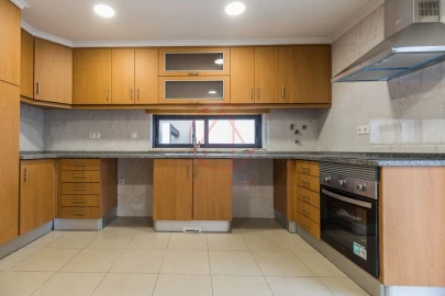 Moradia T5 para Venda em Laranjeiro e Feijó