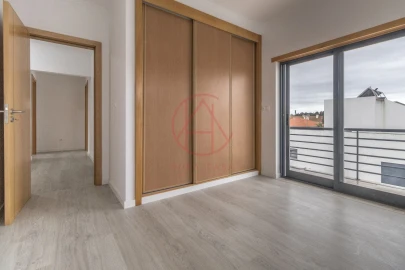 Moradia T5 para Venda em Laranjeiro e Feijó