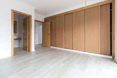 Moradia T5 para Venda em Laranjeiro e Feijó