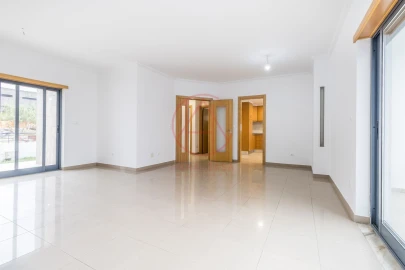 Moradia T5 para Venda em Laranjeiro e Feijó