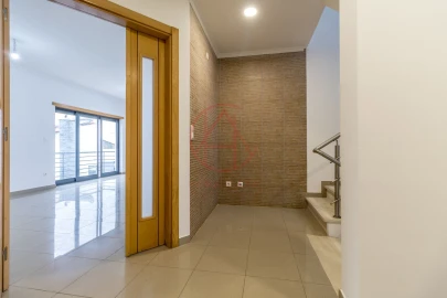 Moradia T5 para Venda em Laranjeiro e Feijó