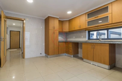 Moradia T5 para Venda em Laranjeiro e Feijó