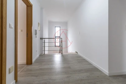 Moradia T5 para Venda em Laranjeiro e Feijó