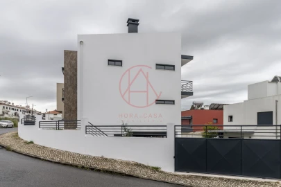 Moradia T5 para Venda em Laranjeiro e Feijó