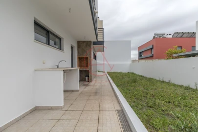 Moradia T5 para Venda em Laranjeiro e Feijó