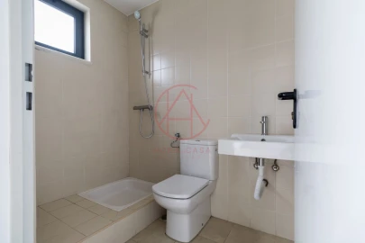 Moradia T5 para Venda em Laranjeiro e Feijó