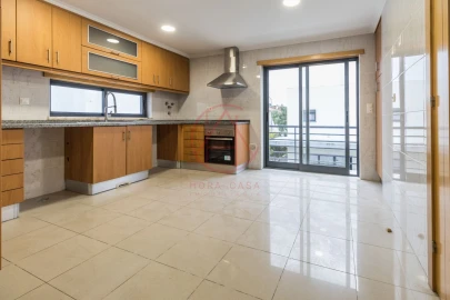 Moradia T5 para Venda em Laranjeiro e Feijó