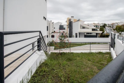 Moradia T5 para Venda em Laranjeiro e Feijó