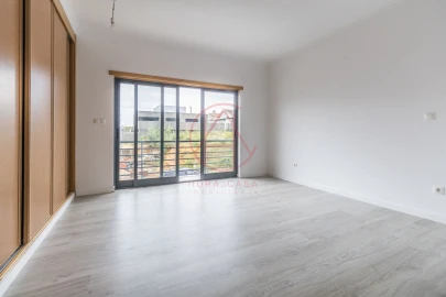 Moradia T5 para Venda em Laranjeiro e Feijó