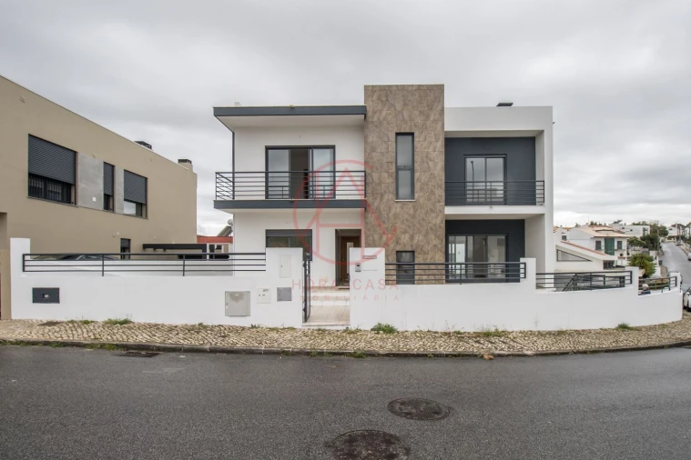 Moradia T5 para Venda em Laranjeiro e Feijó