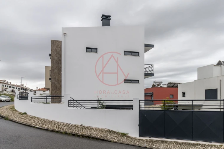 Moradia T5 para Venda em Laranjeiro e Feijó Foto 3