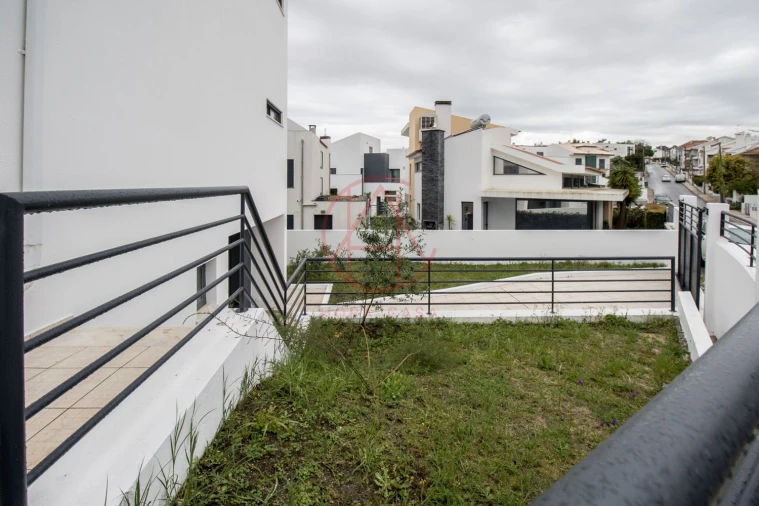 Moradia T5 para Venda em Laranjeiro e Feijó Foto 36