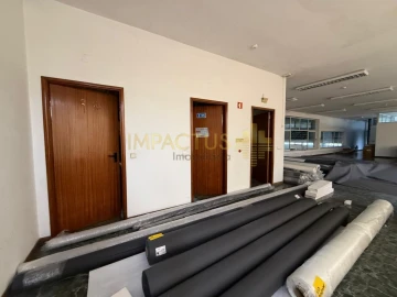 Loja para Arrendamento em Bougado (São Martinho e Santiago)