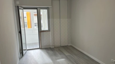 Apartamento T2 para Venda em Oeiras e São Julião da Barra, Paço de Arcos e Caxias