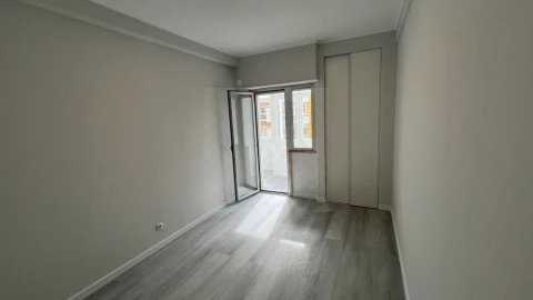 Apartamento T2 para Venda em Oeiras e São Julião da Barra, Paço de Arcos e Caxias