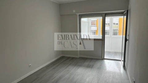 Apartamento T2 para Venda em Oeiras e São Julião da Barra, Paço de Arcos e Caxias