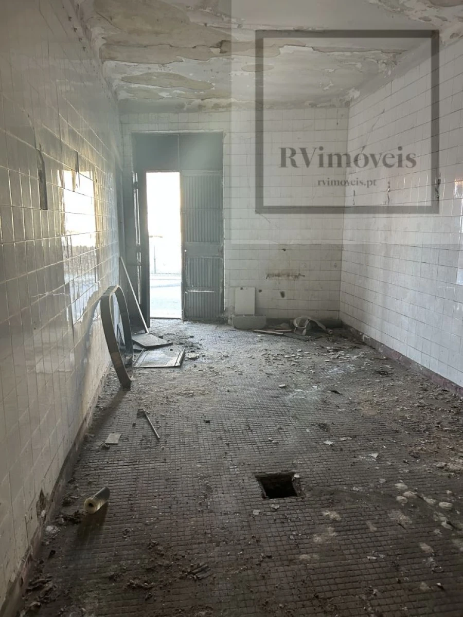 Loja para Venda em Milheiros Foto 3