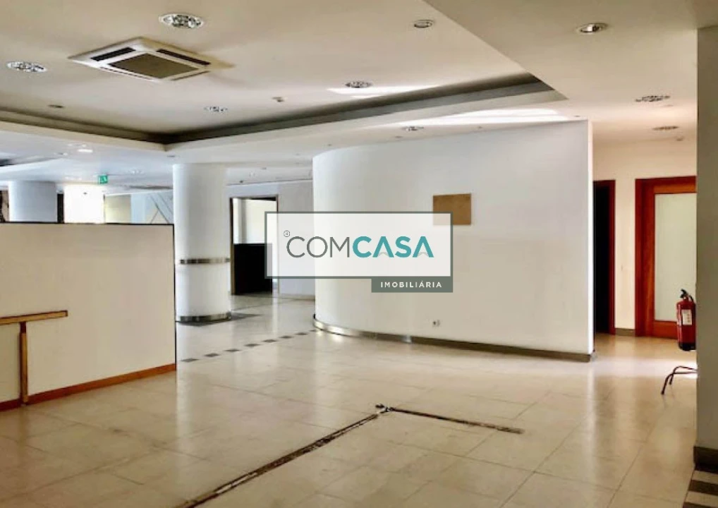 Loja para Arrendamento em Ramalde Foto 7