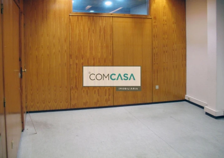 Loja para Arrendamento em Ramalde Foto 18