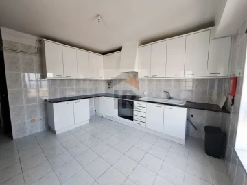 Apartamento T3 para Arrendamento em Nossa Senhora do Pópulo, Coto e São Gregório