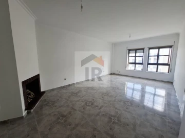 Apartamento T3 para Arrendamento em Nossa Senhora do Pópulo, Coto e São Gregório