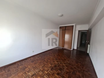 Apartamento T3 para Arrendamento em Nossa Senhora do Pópulo, Coto e São Gregório