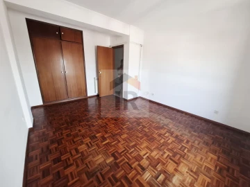 Apartamento T3 para Arrendamento em Nossa Senhora do Pópulo, Coto e São Gregório