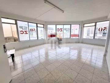 Loja para Arrendamento em Nossa Senhora do Pópulo, Coto e São Gregório