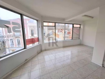 Loja para Arrendamento em Nossa Senhora do Pópulo, Coto e São Gregório