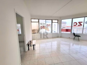 Loja para Arrendamento em Nossa Senhora do Pópulo, Coto e São Gregório