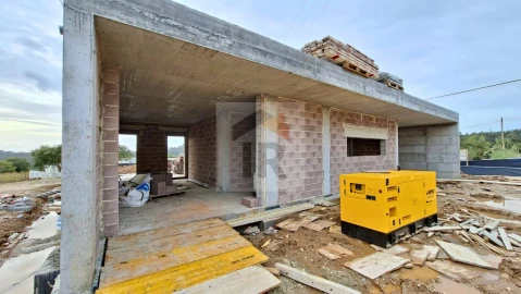 Moradia T3 para Venda em Salir de Matos