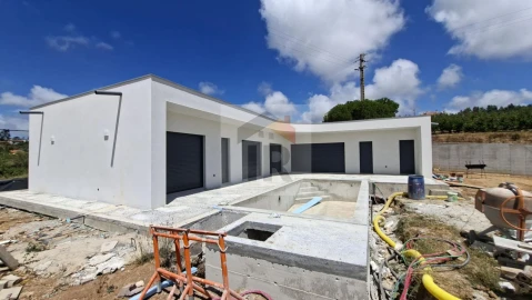 Moradia T3 para Venda em Salir de Matos