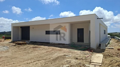 Moradia T3 para Venda em Salir de Matos