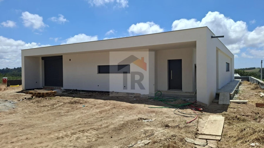Moradia T3 para Venda em Salir de Matos Foto 5
