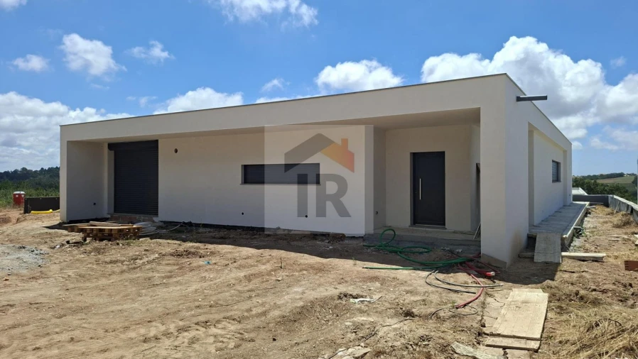 Moradia T3 para Venda em Salir de Matos Foto 4