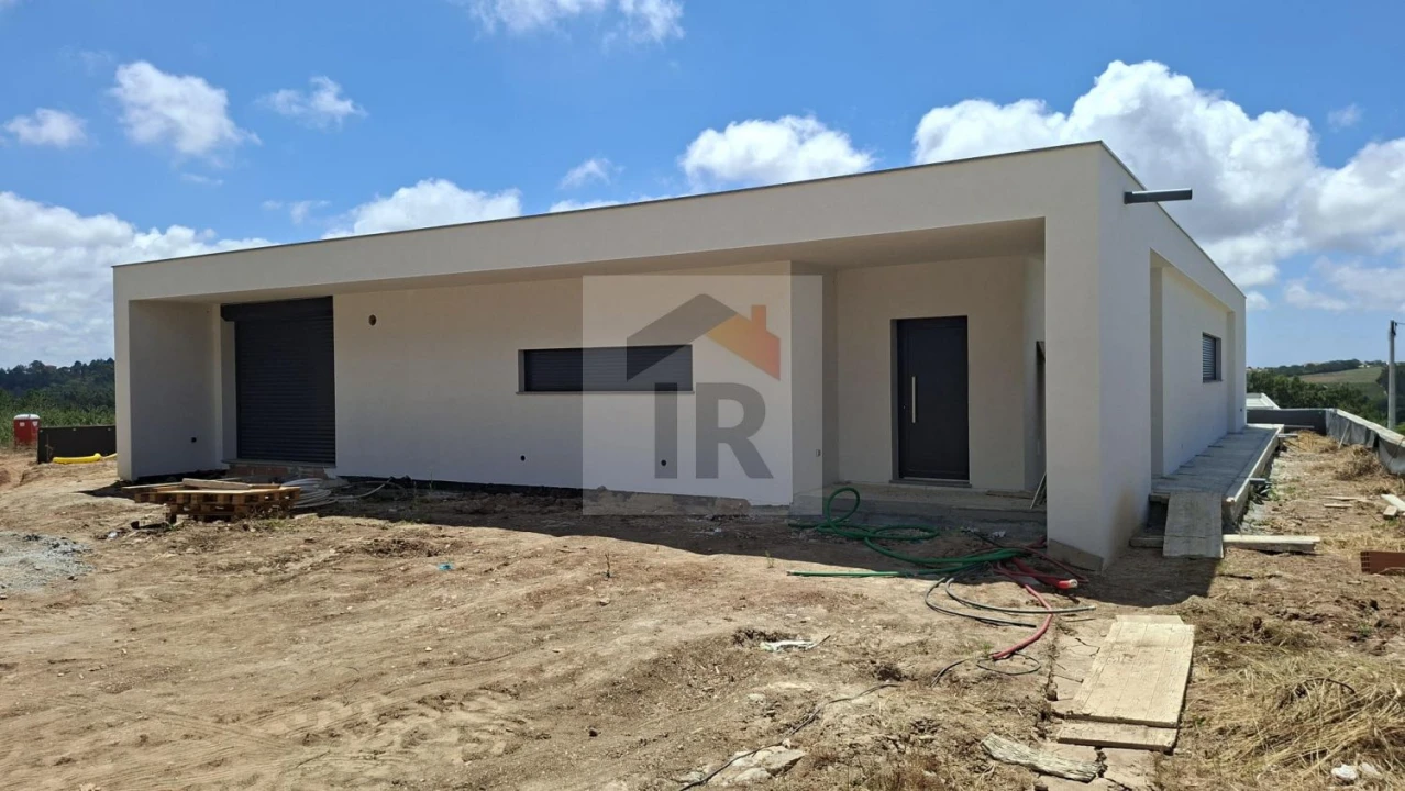 Moradia T3 para Venda em Salir de Matos Foto 5