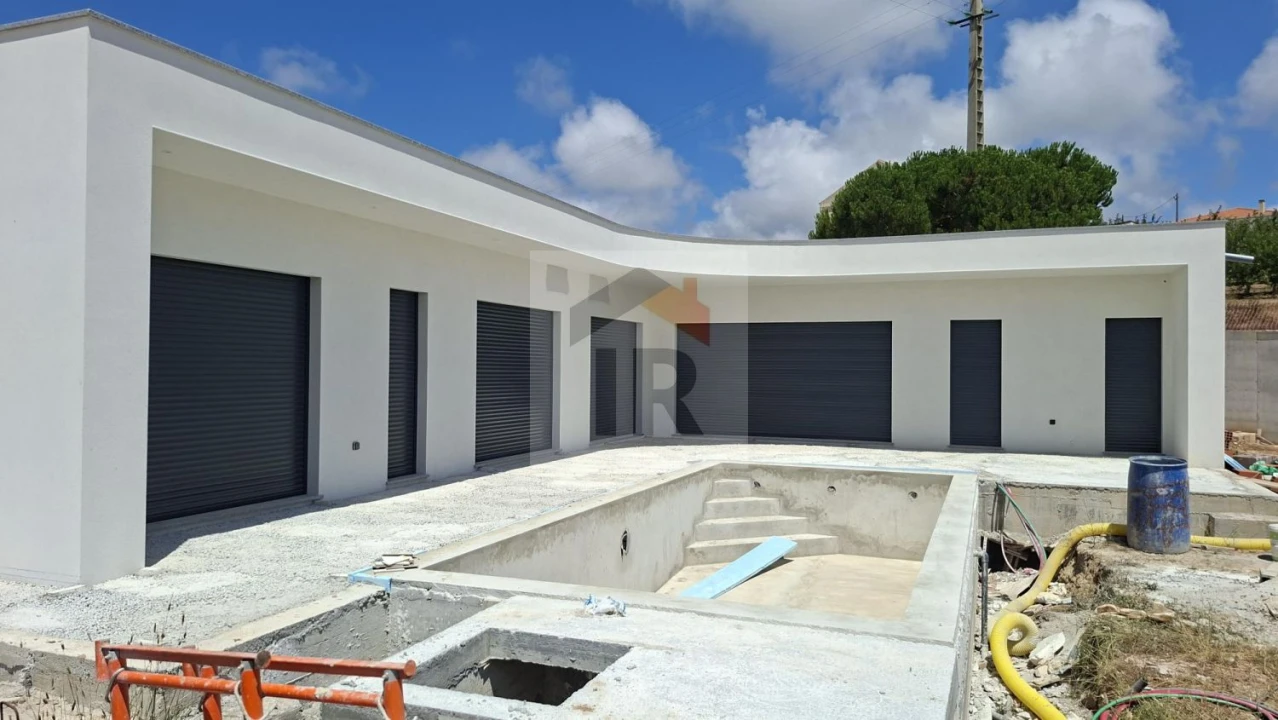 Moradia T3 para Venda em Salir de Matos Foto 2